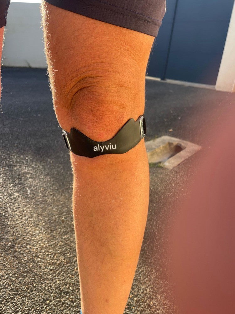 close-up of the Alyviu strap worn just below the kneecap
